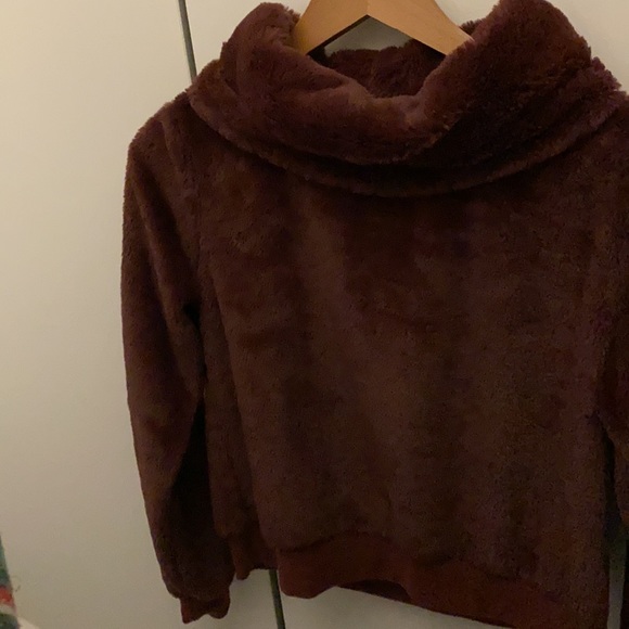 Fluffy burgundy sweater - Picture 3 of 3